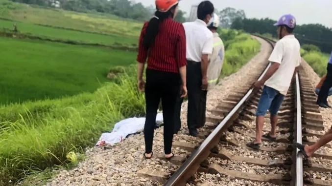 Đi chơi, chụp ảnh ở khu vực đường sắt, 1 nữ sinh tử vong.