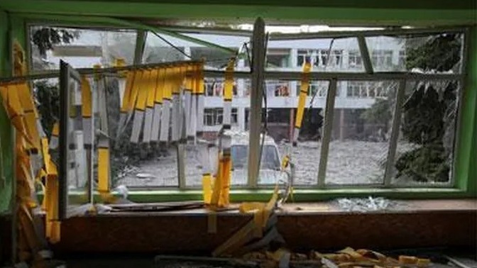 Nhà cửa ở Ukraine sau khi bị pháo kích. Ảnh: Reuters