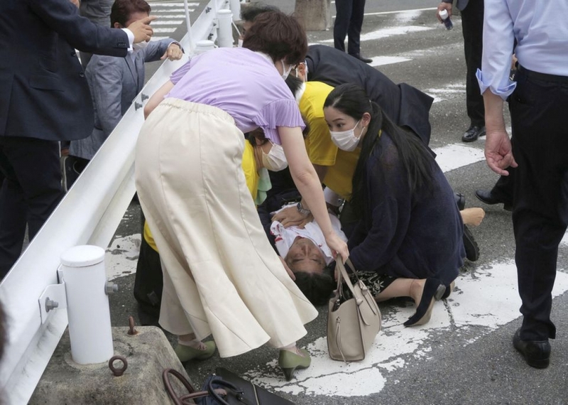 Cựu Thủ tướng Abe ngã xuống đất sau khi bị bắn trong lúc đang vận động cho thành viên Đảng Dân chủ tự do (LDP) cầm quyền ở thành phố Nara. Ảnh: Reuters.
