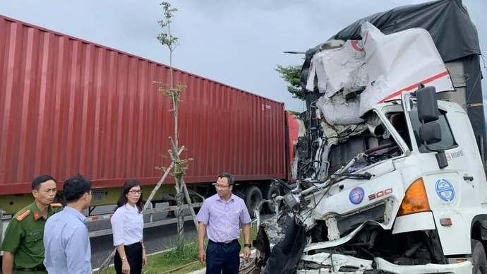 Chiếc xe tải trong vụ TNGT nghiêm trọng ở Khánh Hòa.