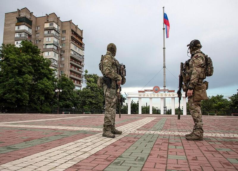Binh lính Nga tại quảng trường trung tâm Melitopol. Ảnh: EPA