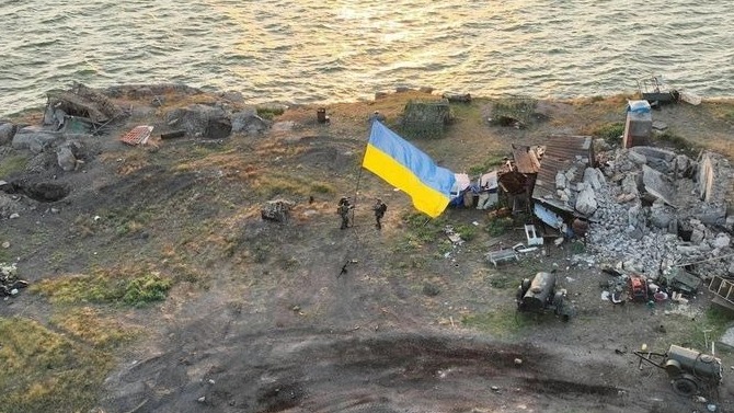 Lực lượng Ukraine cắm quốc kỳ trên đảo Rắn. Ảnh: Reuters.