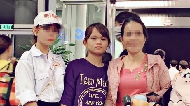 Trí (ở giữa) mất liên lạc với gia đình khi sang Campuchia làm việc.