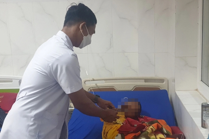 Cháu Y.N. bị đốt bỏng chân hiện được điều trị tại bệnh viện (Ảnh: Uy Nguyễn).