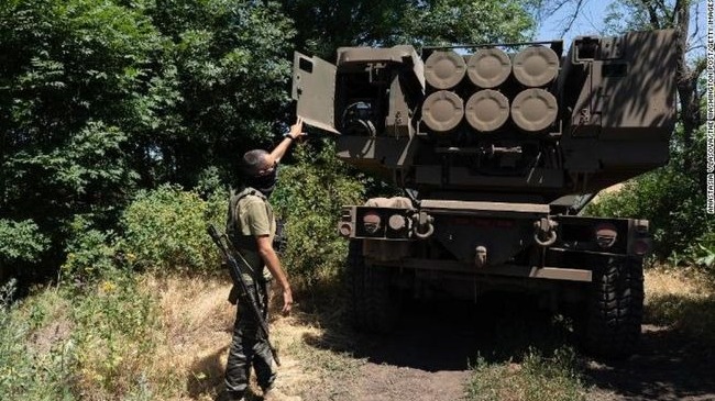 Binh lính Ukraine và các tên lửa trên hệ thống HIMARS. Ảnh: CNN
