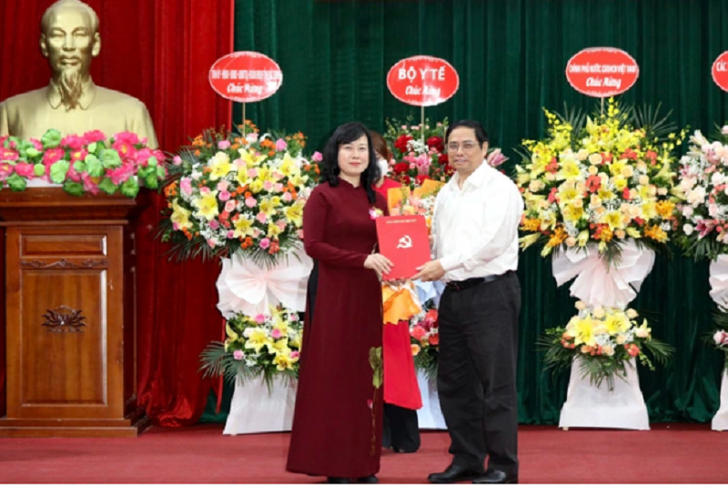 Thủ tướng Phạm Minh Chính trao quyết định bổ nhiệm bà Đào Hồng Lan làm Quyền Bộ trưởng Bộ Y tế.