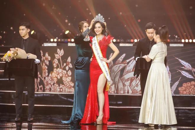 Nông Thúy Hằng (SN 1999), là người dân tộc Tày. Cô từng thi Miss World Vietnam, có mặt trong top 39, vào top 8 người đẹp truyền thông và được đánh giá cao về giao tiếp, ứng xử. Năm 2020, cô cũng góp mặt tại Hoa hậu Việt Nam và dừng chân ở top 35.