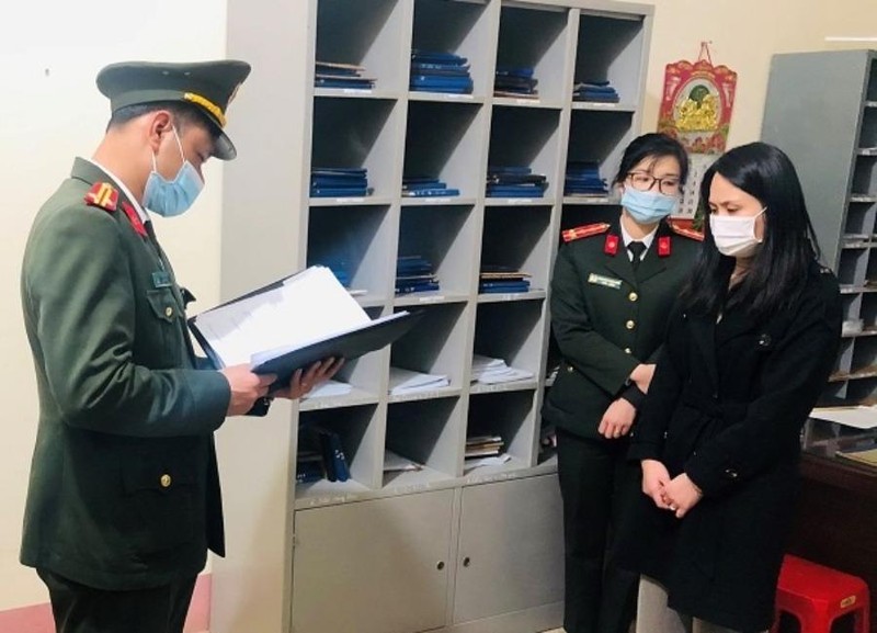 Công an thi hành lệnh giữ người trong trường hợp khẩn cấp đối với Hoàng Thanh Thảo - công chức Sở Nội vụ tỉnh Lạng Sơn.