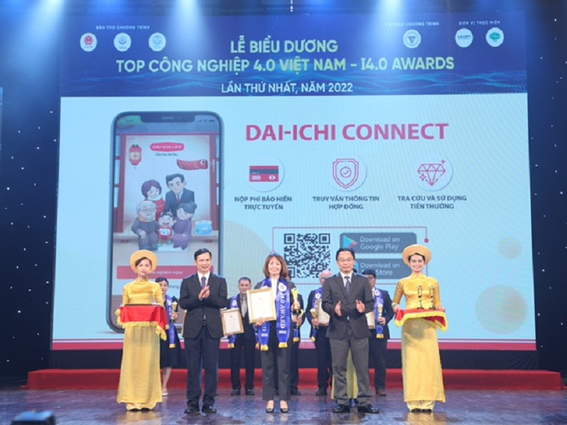 Bà Trần Thị Lan - Giám đốc Kinh doanh Khu Hà Nội - Dai-ichi Life Việt Nam, nhận Giải thưởng “Top Doanh nghiệp Công nghiệp 4.0 Việt Nam”.