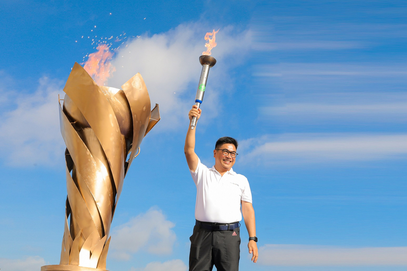 2.Ông Bùi Xuân Huy - Chủ tịch HĐQT Novaland thắp đuốc tiếp thêm ngọn lửa tinh thần cho mỗi vận động viên Novator
