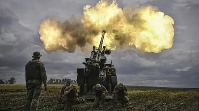 Binh sĩ Ukraine khai hỏa pháo tự hành Caesar của Pháp về phía các vị trí của Nga. Ảnh: AFP
