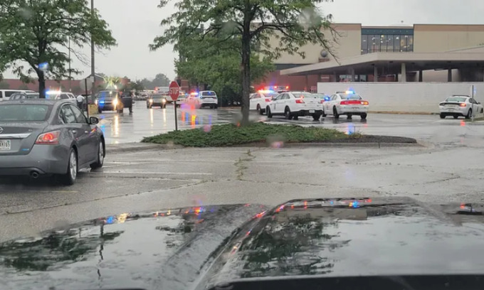 Xe cảnh sát tại hiện trường vụ xả súng ở Trung tâm mua sắm Greenwood Park, thị trấn Greenwood, bang Indiana, Mỹ, hôm 17/7. Ảnh: Facebook/@Ty J S.