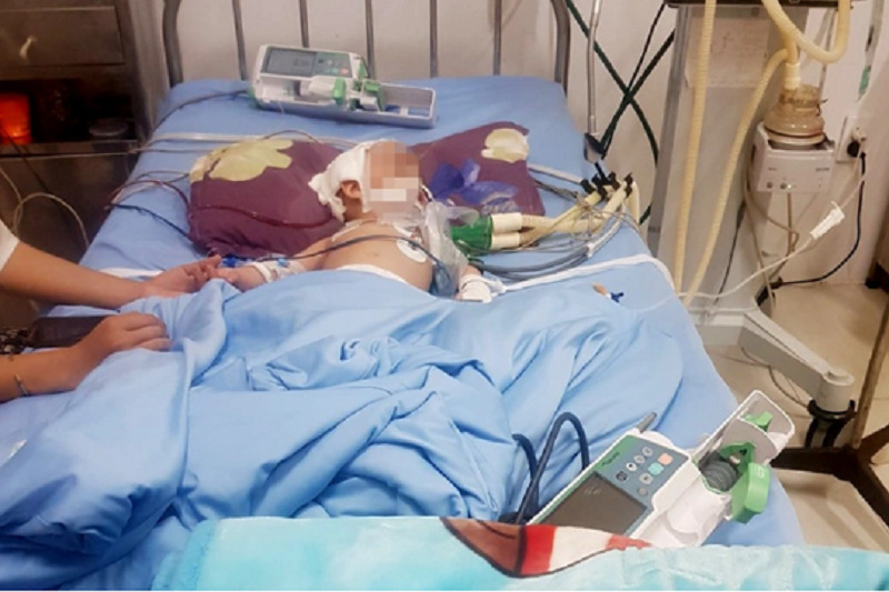 Hiện các y bác sĩ tại Bệnh viện Đa khoa tỉnh Lâm Đồng đang tích cực điều trị cho cháu bé.
