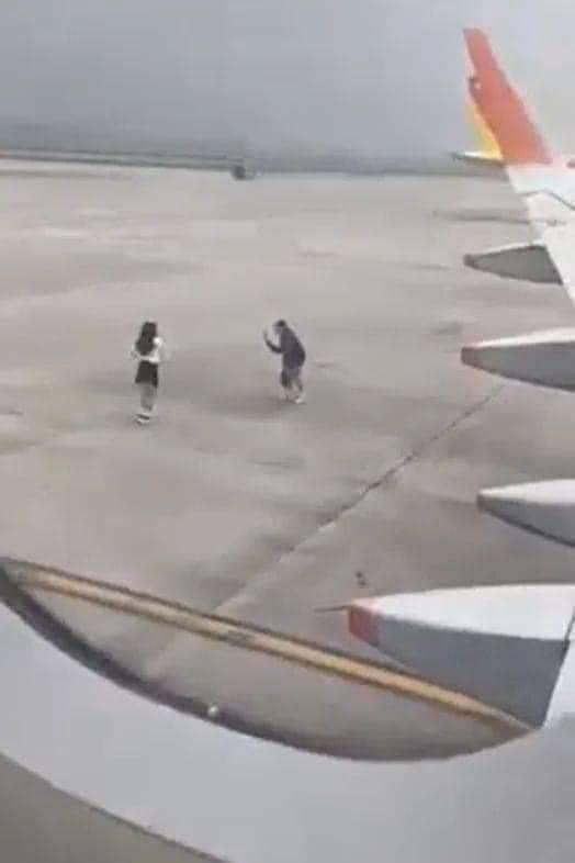 Việc nhảy múa tại khu vực trước cửa lên máy bay không vi phạm an toàn bay (Ảnh: FB Mai Thanh)