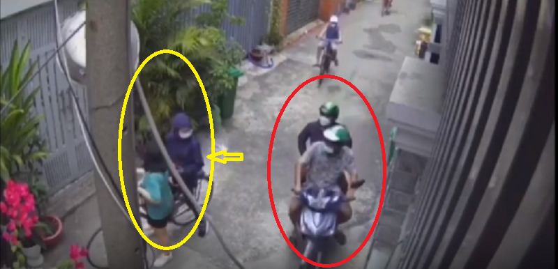 2 tên cướp theo nạn nhân về tận cửa nhà. (Ảnh: Cắt từ clip).