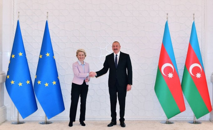 Chủ tịch Ủy ban châu Âu Ursula von der Leyen (trái) bắt tay Tổng thống Azerbaijani Ilham Aliyev tại Baku ngày 18/7. Ảnh: AFP