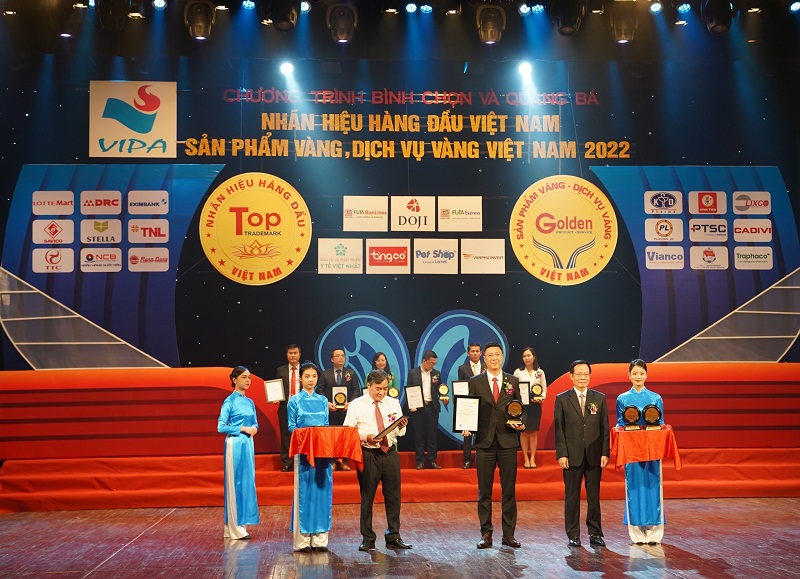 Ông Nguyễn Tiến Hùng – Giám đốc Kinh doanh Khu vực Hà Nội – Dai-ichi Life Việt Nam, nhận giải thưởng “Top 10 Dịch vụ Vàng Việt Nam 2022”.