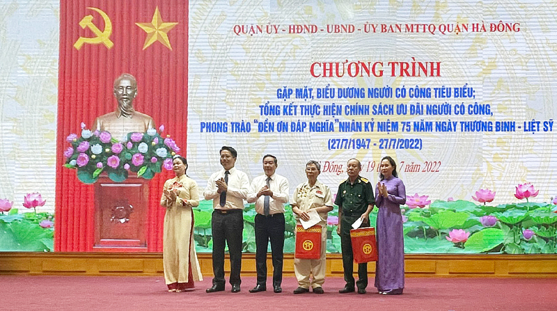 Phó Chủ tịch Thường trực phụ trách điều hành UBND thành phố Lê Hồng Sơn cùng các đại biểu tặng quà người có công tiêu biểu của quận Hà Đông.