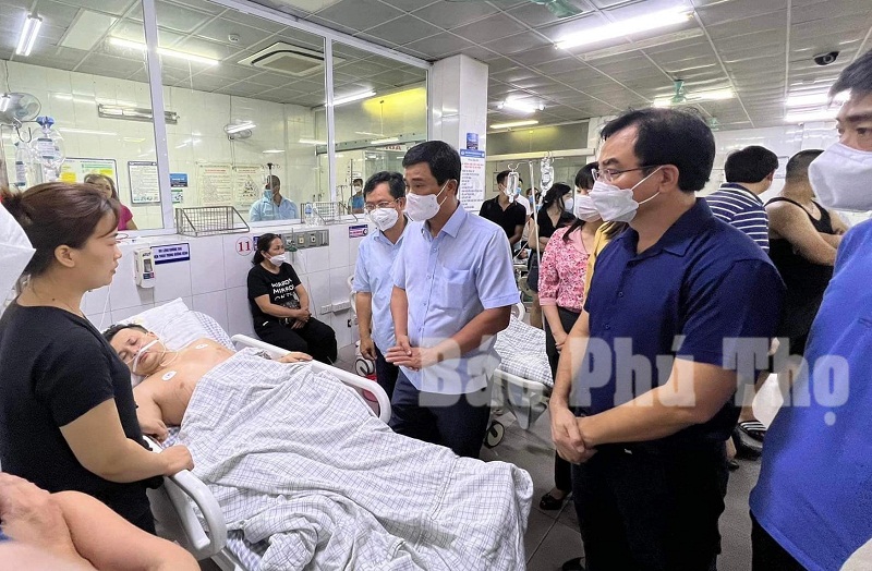 Phó Chủ tịch UBND tỉnh Phú Thọ Hồ Đại Dũng thăm hỏi, động viên các gia đình có người bị nạn.