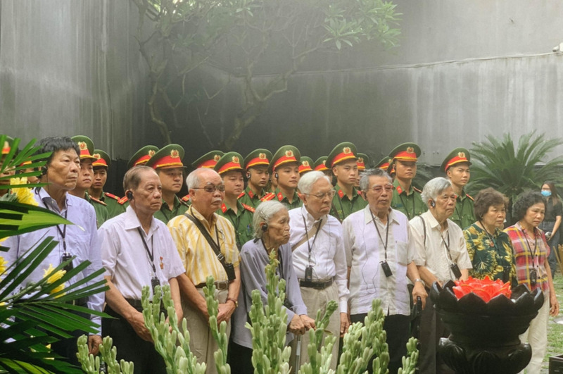 Các đại biểu dâng hoa, dâng hương tưởng niệm các anh hùng liệt sĩ tại Đài tưởng niệm Nhà tù Hoả Lò.