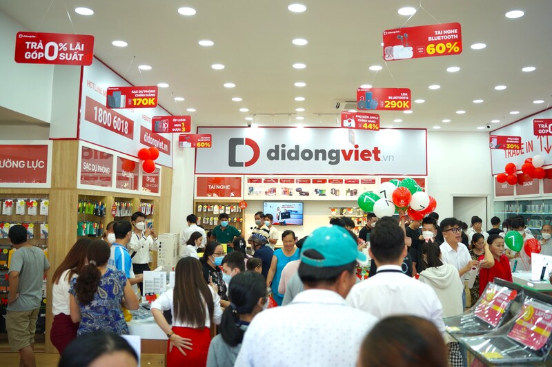 Nhiều khách hàng tham gia mua sắm tại các cửa hàng của Di Động Việt