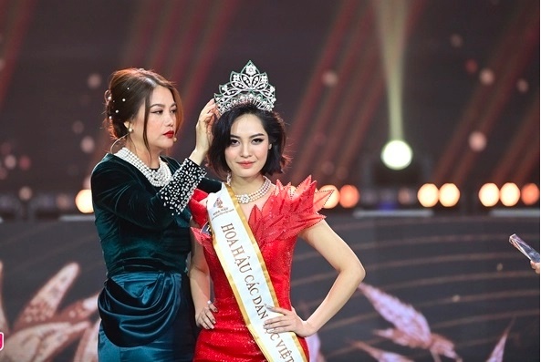 Thí sinh dân tộc Tày, Nông Thúy Hằng (sinh năm 1999), chiến thắng vương miện Hoa hậu các Dân tộc Việt Nam 2022
