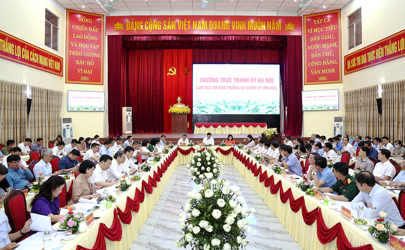 Quang cảnh buổi làm việc giữa Thường trực Thành ủy Hà Nội với Ban Thường vụ Huyện ủy Ứng Hòa.