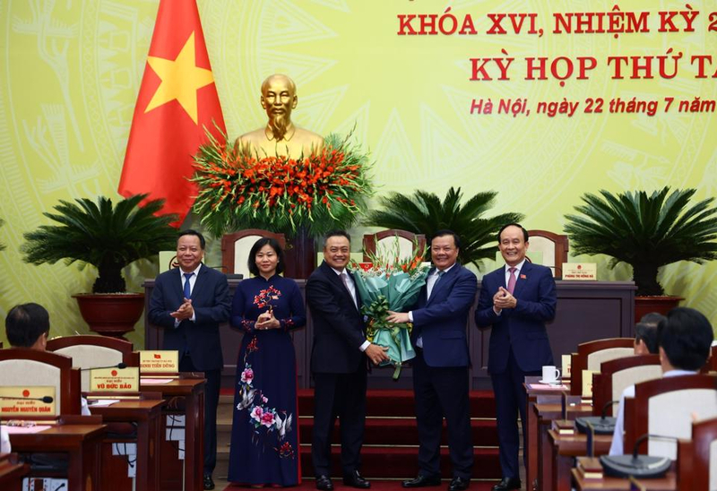 Lãnh đạo TP tặng hoa chúc mừng tân Chủ tịch UBND TP Trần Sỹ Thanh. Ảnh Báo Kinh tế Đô thị.
