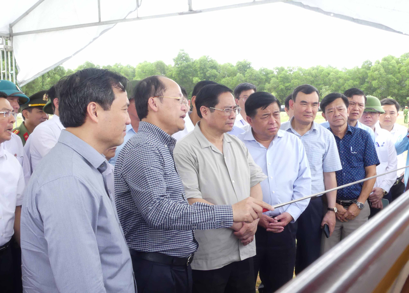 Thủ tướng Chính phủ Phạm Minh Chính cùng đoàn công tác khảo sát thực trạng mỏ sắt Thạch Khê.