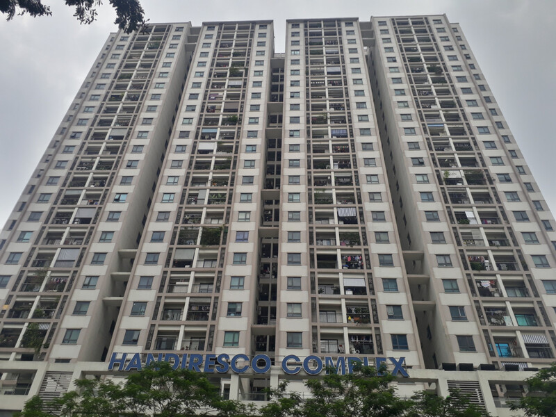 Một trong số hàng chục tòa chung cư trên trục đường Lê Văn Lương. Thống kê cho thấy, chỉ kéo dài 2km nhưng tuyến đường này phải 'cõng' đến 40 tòa chung cư cao tầng. Ảnh: Thanh Huyền