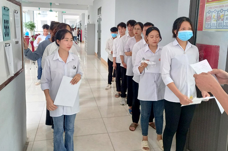 Các thí sinh Trường THPT Tân Sơn chuẩn bị vào phòng thi.