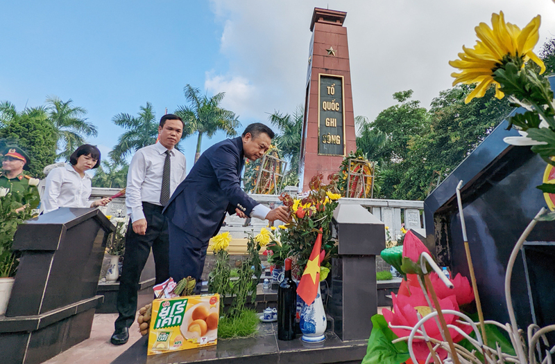Chủ tịch UBND thành phố Hà Nội Trần Sỹ Thanh dâng hương tại phần mộ liệt sĩ.