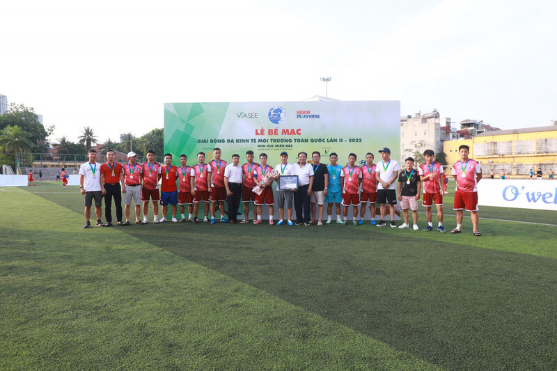 Ban tổ chức chụp ảnh lưu niệm cùng FC Egroup - Á quân Giải Bóng đá Kinh tế Môi trường Toàn quốc Lần II – 2022, khu vực phía Bắc.
