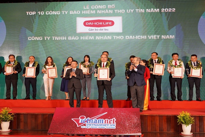 Ông Seigo Fujimaru - Phó Tổng Giám đốc Điều hành Dai-ichi Life Việt Nam, nhận Giải thưởng “Top 2 Công ty Bảo hiểm Nhân thọ uy tín” năm 2022.