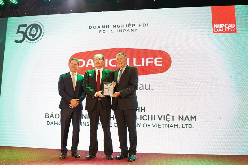 Ông Seigo Fujimaru – Phó Tổng Giám đốc Điều hành Dai-ichi Life Việt Nam, nhận giải thưởng “Top 50 Doanh nghiệp Phát triển Bền vững 2022”.