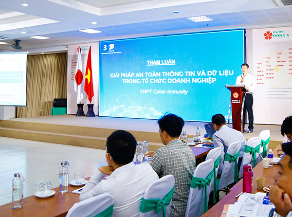 Nhóm tác giả của VNPT Đà Nẵng trình bày tham luận “Giải pháp ATTT và dữ liệu trong tổ chức doanh nghiệp” tại hội thảo.