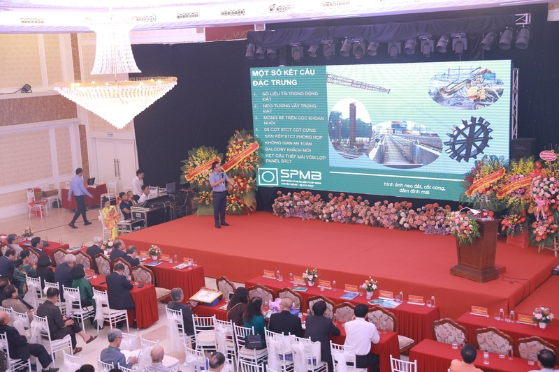 Các đại biểu lắng nghe phần trình bày của đại diện các đơn vị về các công trình tiêu biểu của ngành Xây dựng Việt Nam được thực hiện thời gian qua