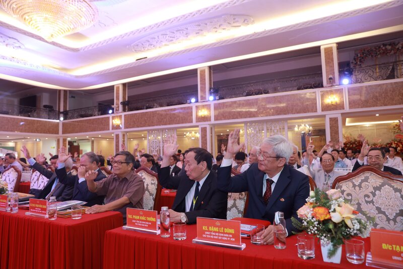Đại hội 100% hội viên tham gia biểu quyết tán thành và thống nhất bầu ra Ban Chấp hành Tổng hội Xây dựng Việt Nam khóa IX nhiệm kỳ 2022 - 2027 gồm 102 đồng chí