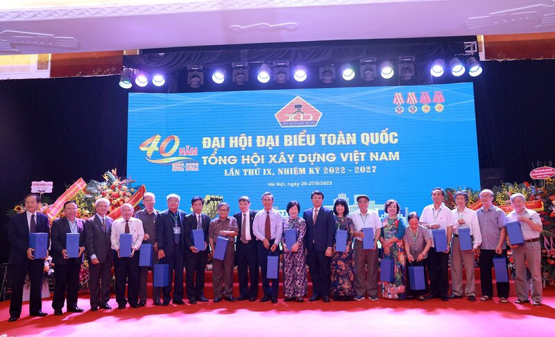 Tổng hội Xây dựng Việt Nam tri ân các Ủy viên BCH khóa VIII không tham gia khóa IX.