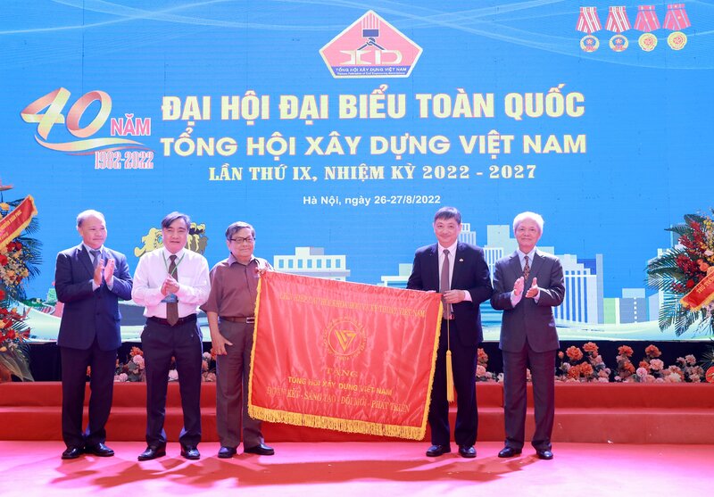 Liên hiệp các hội KHKTVN tặng bằng khen, bức trướng cho Tổng hội Xây dựng Việt Nam