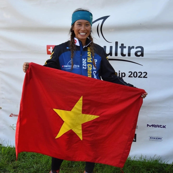 Nữ triathlete Thanh Vũ trở thành người Việt Nam đầu tiên vô địch thế giới môn thể thao khắc nghiệt nhất hành tinh. Ảnh: SwissUltra