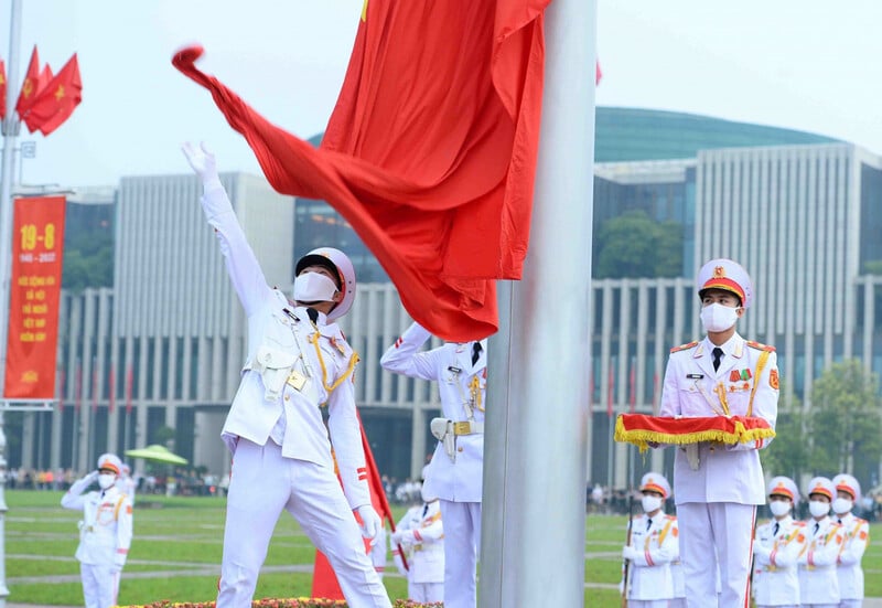 Chào mừng 77 năm ngày Quốc khánh 2/9, sáng 1/9/2022, nghi lễ thượng cờ cấp quốc gia được tổ chức tại Quảng trường Ba Đình (Hà Nội). 5h50, các chiến sĩ thuộc Đoàn 275 (Bộ Tư lệnh bảo vệ Lăng Chủ tịch Hồ Chí Minh) thực hiện lễ thượng cờ tại Quảng trường Ba Đình.
