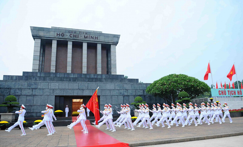 5h50 sáng, các chiến sĩ thuộc Đoàn 275 (Bộ Tư lệnh bảo vệ Lăng Chủ tịch Hồ Chí Minh) bắt đầu thực hiện lễ Thượng cờ chào mừng kỷ niệm 77 năm Quốc khánh 2/9 tại Quảng trường Ba Đình.