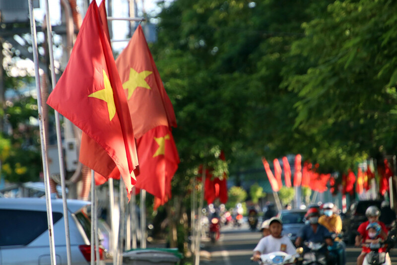 Trên các tuyến đường, khu phố lớn nhỏ đã được trang trí cờ đỏ sao vàng, băng rôn, áp phích... chào mừng ngày lễ lớn của dân tộc.