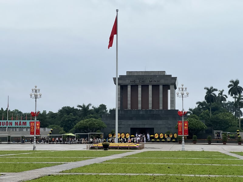 Rất nhiều người dân đã đến viếng Chủ tịch Hồ Chí Minh.