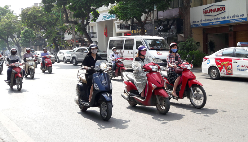 Thời tiết nắng nóng tại Thủ đô Hà Nội những ngày qua do ảnh hưởng của rãnh áp thấp.