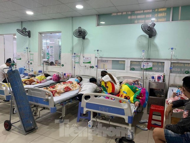 Các nạn nhân đang điều trị tại bệnh viện Đa khoa An Phú (Ảnh Tiền Phong)
