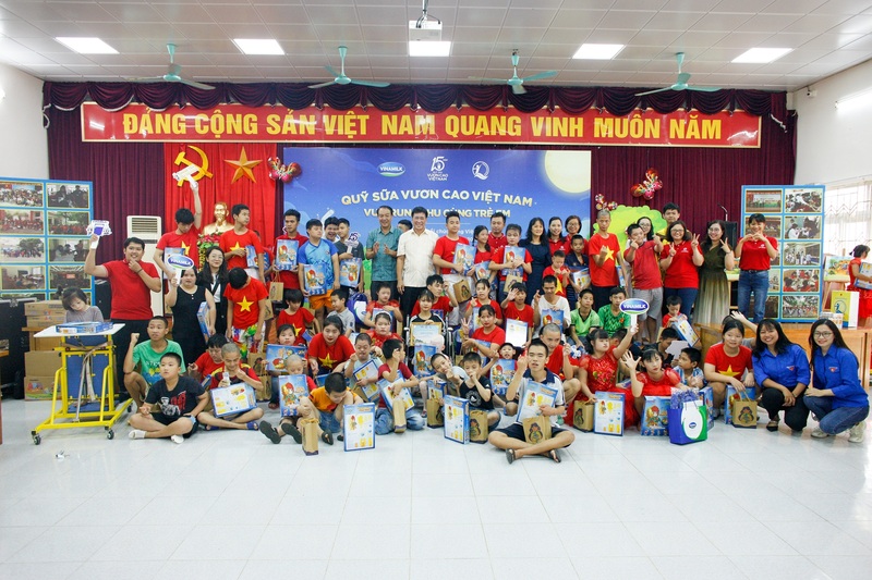  Các em nhỏ tại Trung tâm phục hồi chức năng Việt-Hàn đã có một buổi vui trung thu ấm áp và rộn ràng cùng Quỹ sữa Vươn cao Việt Nam và Vinamilk 