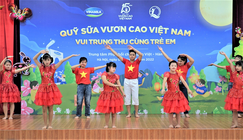 Với sự hướng dẫn tận tình của cô giáo, các em tại Trung tâm phục hồi chức năng Việt-Hàn đã có màn trình diễn văn nghệ rất tự tin. 
