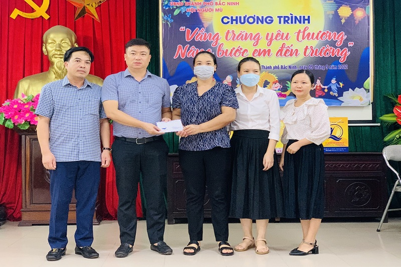 Đại diện CLB Báo chí Bắc Ninh tại Hà Nội tặng 10 triệu đồng cho mẹ nữ sinh Lương Thị Trà My.